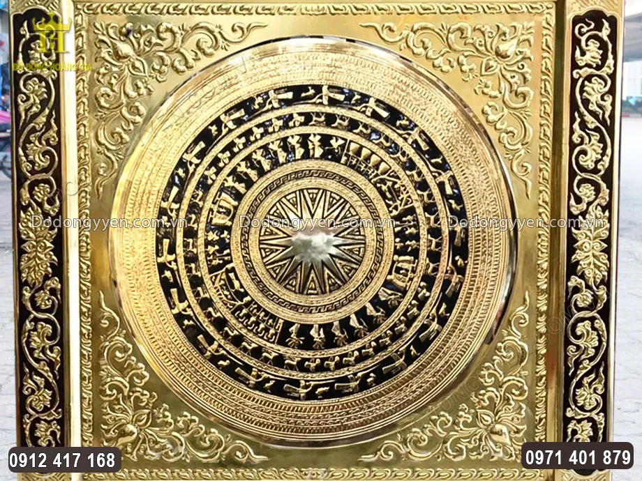 Từng họa tiết hoa văn được chạm th&uacute;c nổi sắc n&eacute;t